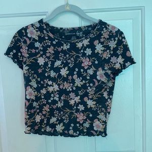 Floral cropped American Eagle shirt!